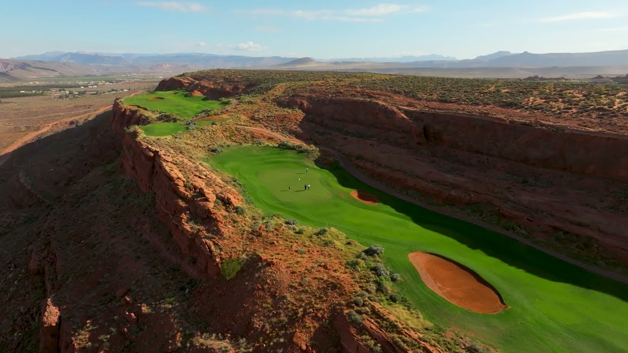Sand Hollow desert fairway with sandstone backdrop